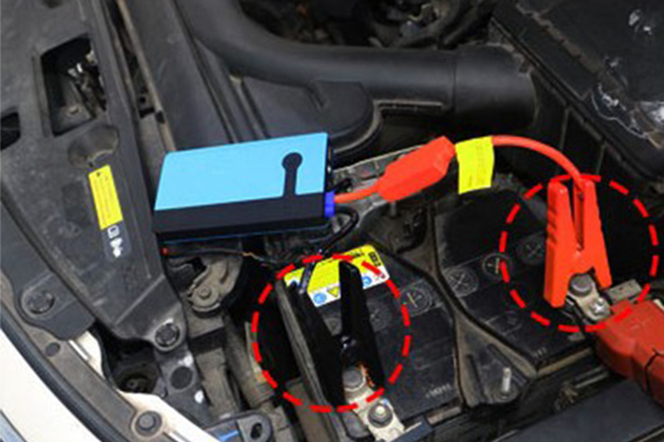 Desconecte a pinza da batería do coche